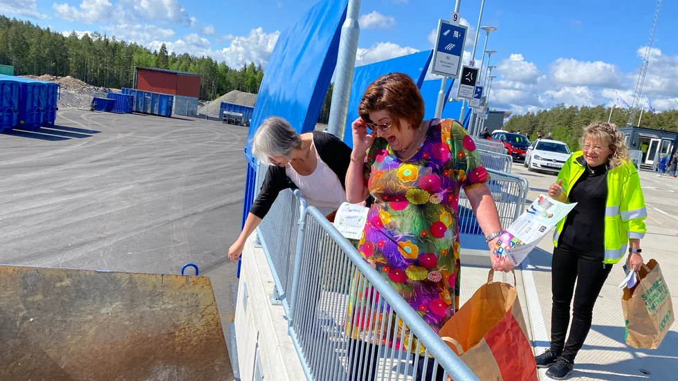 Monica Granström, ordförande på Vingåkers vatten och avfall, fick sig en chock av ljudet från dunsande avfall.