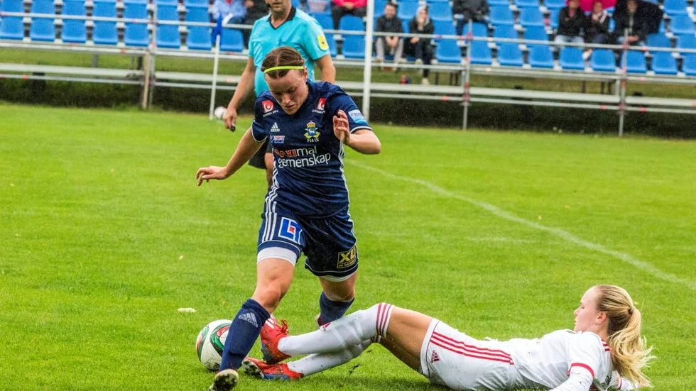 Alice Salomonsson i duell med en Enskedespelare.