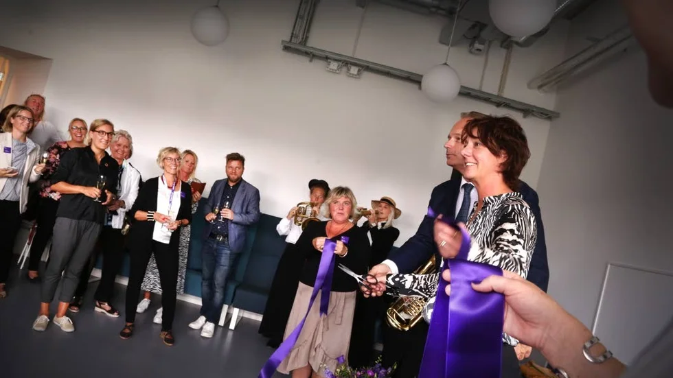 Statsrådet Matilda Ernkrans och landshövding Anders Flanking klippte med gemensamma krafter bandet vid invigningen av UHR:s nya lokaler.