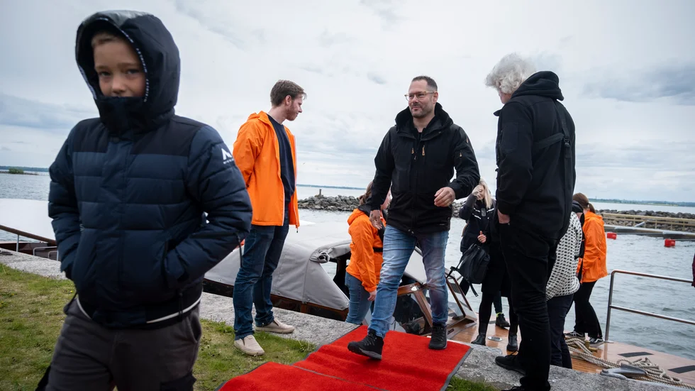 En röd matta hade rullats ut i Berg. Här kliver Jens Berglund iland tillsammans med sonen William.