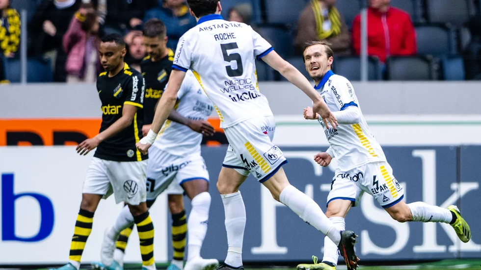 Patrik Karlsson Lagemyr (t h) jublar efter sitt mål, som betydde tvåmålsledning för Sirius borta mot AIK. Efter matchen öste tränaren Daniel Bäckström beröm över "Paka", som han tycker blir bättre och bättre.