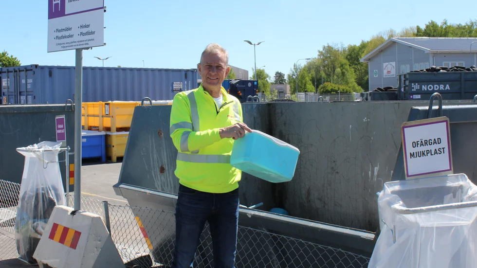 "Vi ska göra vad vi kan för att dra vårt strå till stacken och hantera den plasten som trots allt kommer till oss. Men vi kan inte göra hela läxan själva. Hela värdekedjan i samhället, från producent till konsument, måste steppa upp", säger Björn Persson, regionchef på E.ON.
