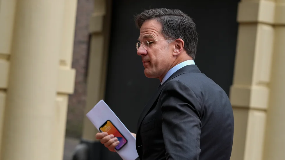 Nederländernas premiärminister Mark Rutte, här med sin nya telefon i torsdags.
