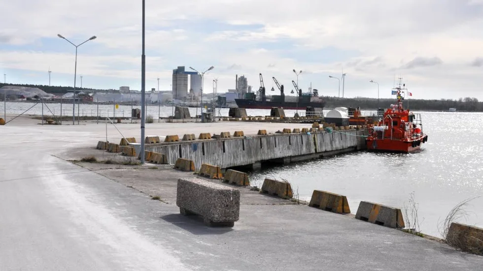 Larm om oljeutsläpp vid hamnen i Kappelshamn. Visade sig vara alger.