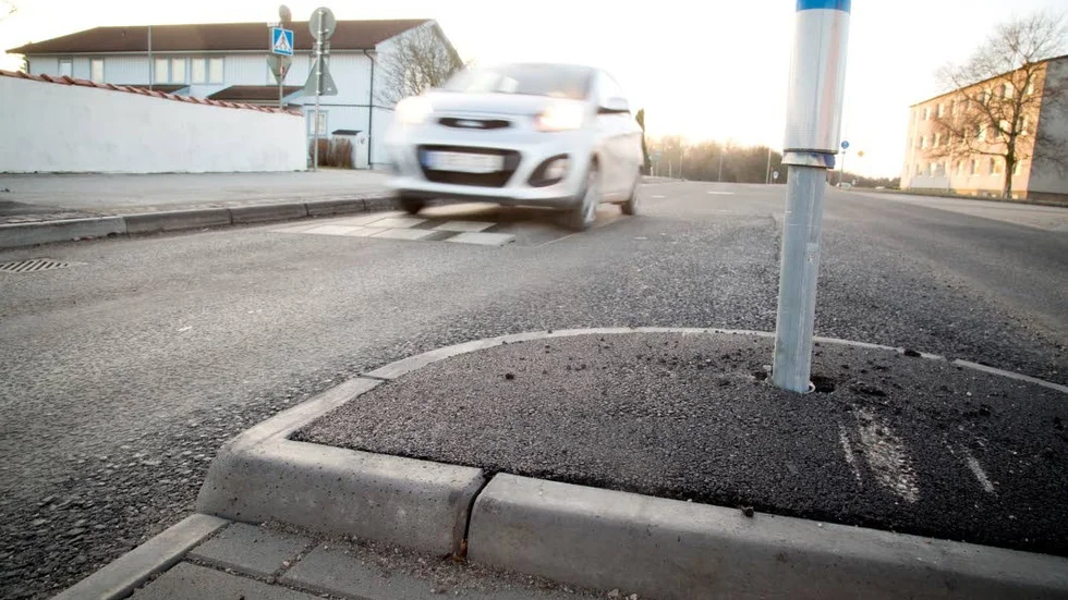 Flera personer har kört på refugen på det nybyggda övergångsstället i korsningen Stenkumlaväg/Signalgatan i Visby.