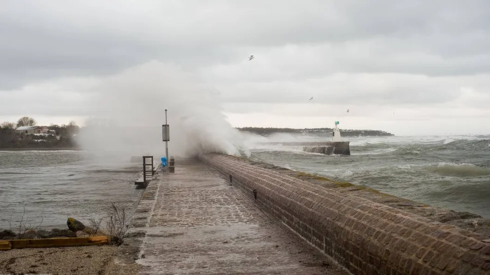 Vågorna slår över vågbrytaren i Herrviks hamn 4 januari 2017.
