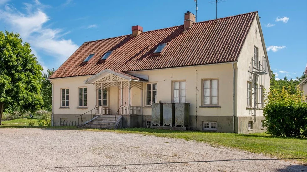 Skolhuset. Den före detta skolan i Hogrän ska säljas och föreslås bli lägenheter.