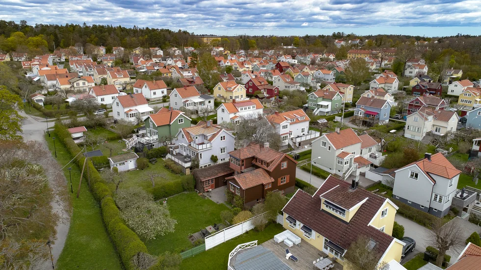 Villamiljonärerna skulle också må bra av att husen blev mindre värda.