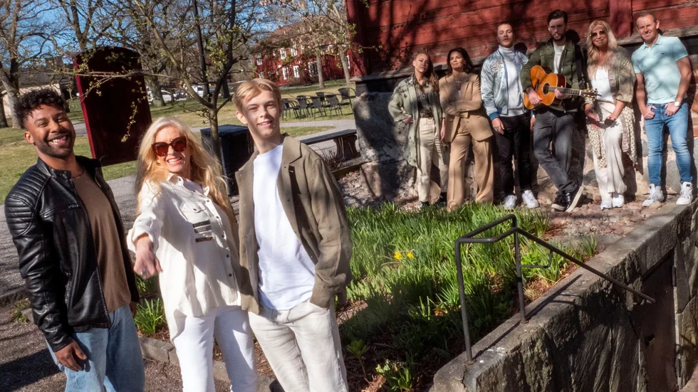 John Lundvik, danska rockdrottningen Sanne Salomonsen och  Theodor ”Theoz” Haraldsson står framför resten av gänget, som tillsammans ska skapa sommarens största musikfest. Den 7 augusti stannar Diggiloo i Söderköping och Vikingavallen.