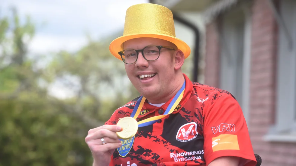Niklas Johansson visar stolt upp sitt SM-guld.