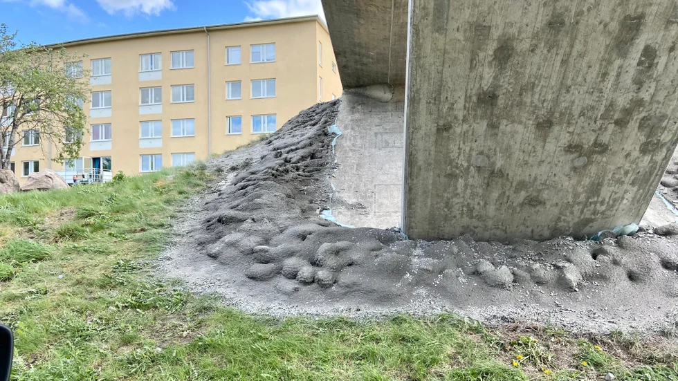 Brofästena utanför "Ringarna" har fått betong över stenarna för att de inte ska kunna användas till stenkastning. 