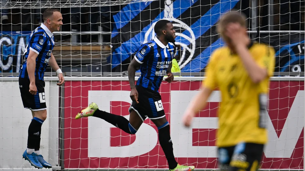 Sirius Christian Kouakou, i mitten, jublar över sitt 1–0-mål på Elfsborg.