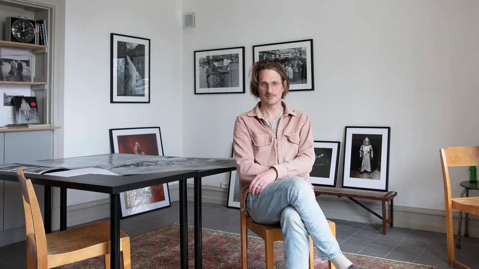 Filmaren Nils-Petter Löfstedt från Vadstena, här på en bild från 2022, är årets mottagare av studieförbundet ABF:s kulturpris. Just nu pågår klippning av en film och vård-och omsorgspersonal, den ska vara klar nästa år. Arbete pågår även med en uppföljare till "Himlens mörkrum". 