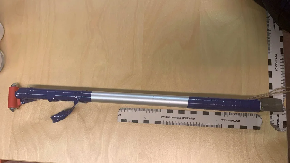 I september förra året gick den nu dömde mannen omkring med ett hemmagjort vapen. Polisen beskrev föremålet som "ett hemmagjort gatustridsvapen med en kniv i ena ändan och en nödhammare i andra ändan"