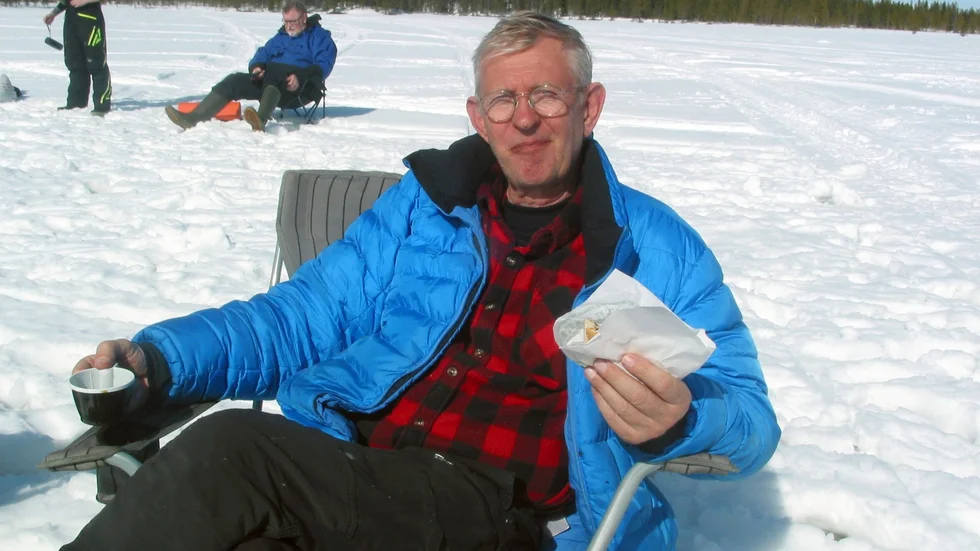 Thomas Åström är född och uppväxt i Tjappsåive. Efter att i många år ha bott i Arvidsjaur flyttade han år 2014 tillbaka till sin uppväxtort. "Här är på alla sätt lugnt och fridfullt och lätt att trivas", säger han