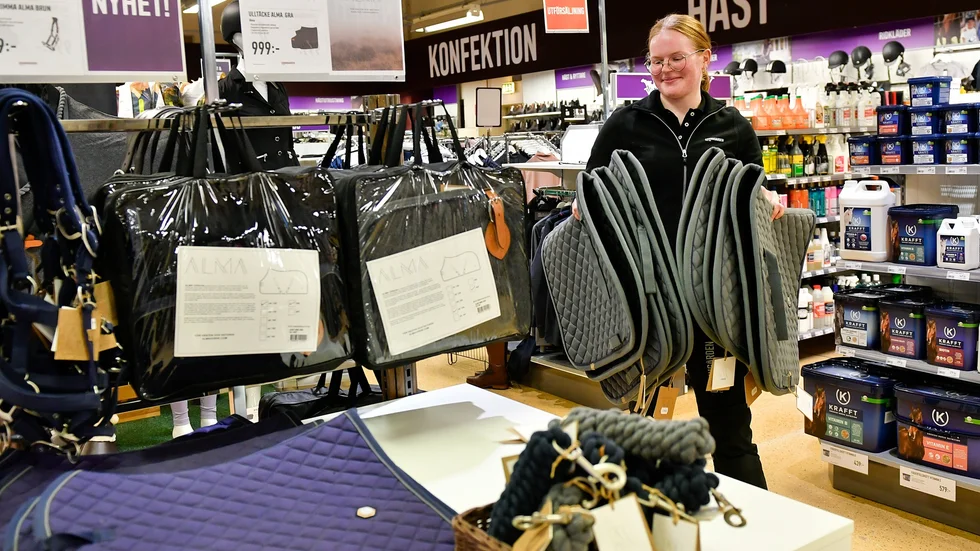 För en tid sedan blev Alma Svedberg butikschef på Granngården i Skellefteå. Här packas nyheter upp i butiken.