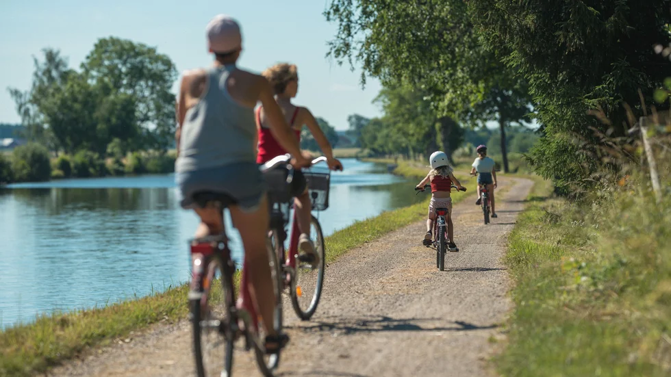Göta kanal sträcker sig 220 kilometer – varav 87 bilfria – mellan Mem i Norrköpings kommun och Sjötorp i Mariestads kommun.