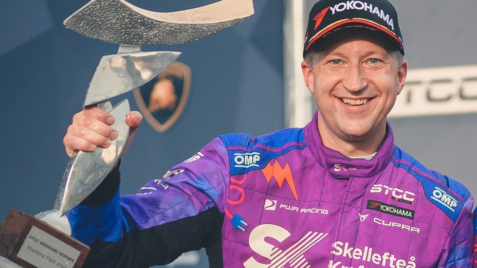 Robert Dahlgren vann sin tredje STCC-titel under fjolåret. Nu är det klart att han kör även den här säsongen.