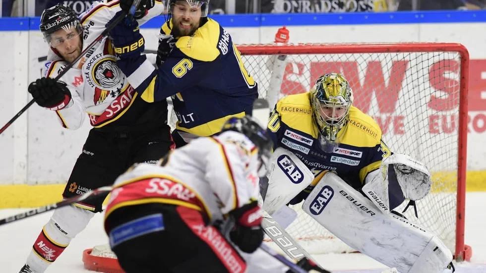 Krampaktigt. Joonas Jalvanti tror att det var en fysisk kollaps som drabbade Luleå. Här knuffas målskytten Patrik Cehlin undan framför kassen.