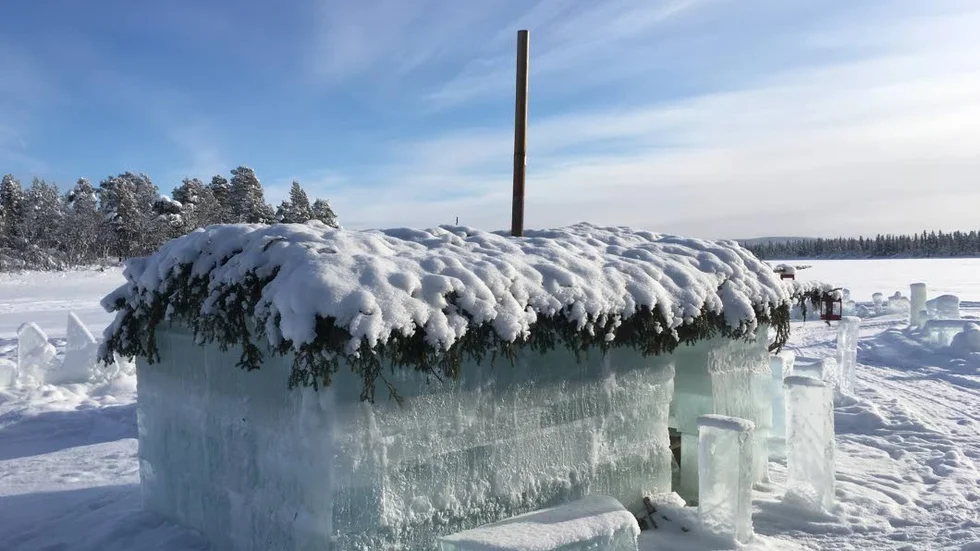 Ishetta. Bastun står på isen där Kaitumälven och Kalixälven möts. Den har tagit ungefär en månad att bygga.