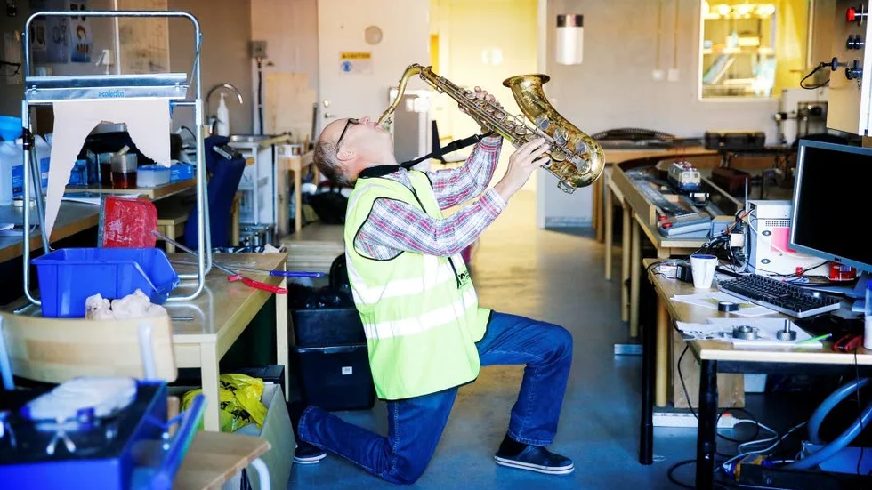 Patent. LTU-professorn Jan Lundberg har tidigare tagit fram en ny, banbrytande spårväxel. På fritiden spelar han saxofon och är vansinnigt intresserad av jazz.