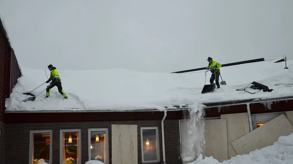 Under onsdagen skottades Björknäsgymnasiets tak av ett 25-tal personer.