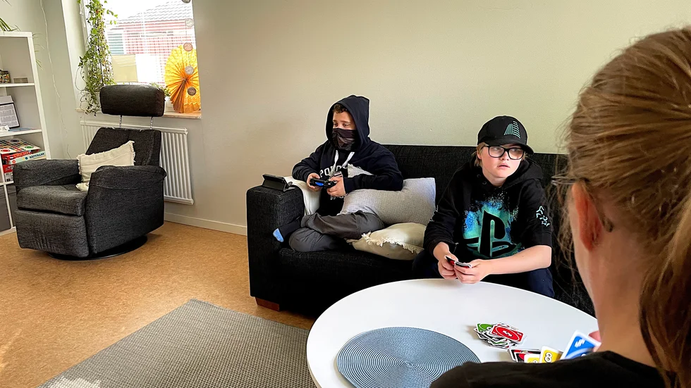 Gabriel Magnusson har krupit upp i soffan för att spela tv-spel och Miranda Lundberg spelar Uno med bland andra Mona Ekström. 
