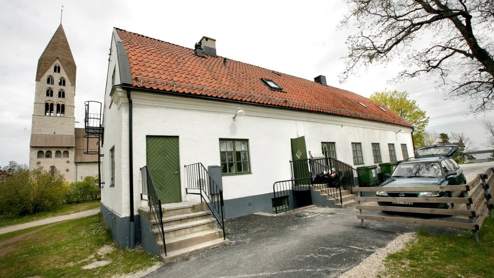 Tingstäde gamla skola och kyrkan.