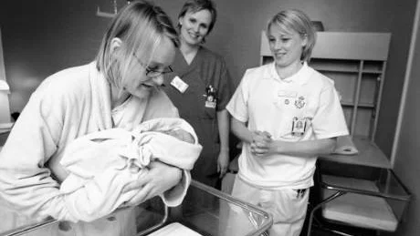 En normal förlossning kostar cirka 25 000 kronor. Det och många andra välfärdstjänster betalar vi gemensamt med skatterna. Det blir billigare och bäst så för alla.