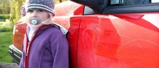 Aina: Bilen är vit under den röda lacken