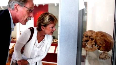 Museibesök. Museichefen Lars Sjösvärd och kulturminister Lena Adelsohn Liljeroth tittar närmare på fynd i museet. I går presenterade kulturministern en satsning som gör det möjligt för Gotlands Museum att höja ambitionsnivån. Foto: Henrik Radhe