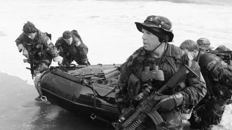 Är USA:s bäst tränade förband, Navy Seal,  så nervösa att de måste skjuta huvudet av en obeväpnad man, mitt ibland kvinnor och barn? USA är inte det enda landet med dubbelmoral i utrikespolitiken.