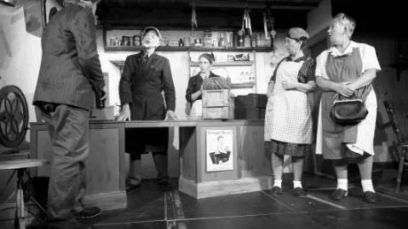 Bigges Bodi. Britta (Annika Lindblom) och Gertrud (Gusti Larsson) lyssnar på Stenbarr och Bigge.