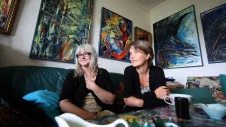 Debutanter. I 20 år har gruppen, där Anette Blomberg och Ingela Gustafsson är två av fem medlemmar, skrivit och samtalat om sina texter. Nu har de gjort ett urval till en bok, som släpps i dag.Foto: Tobias Wallström