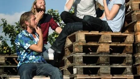Vart tog de andra vägen? Två av sex lirare i "Kiss me Hardy" kom inte till plåtningen. Jeremy Hardy, Jonas Karlsson, Micke Kahl och Alexander Härnlöv poserar fundersamt, men är säkra på att de kommer att bli "popstjärnor".foto: rolf jönsson