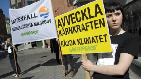 Demonstration mot kärnkraften utanför Vattenfall, som vill bygga nytt.