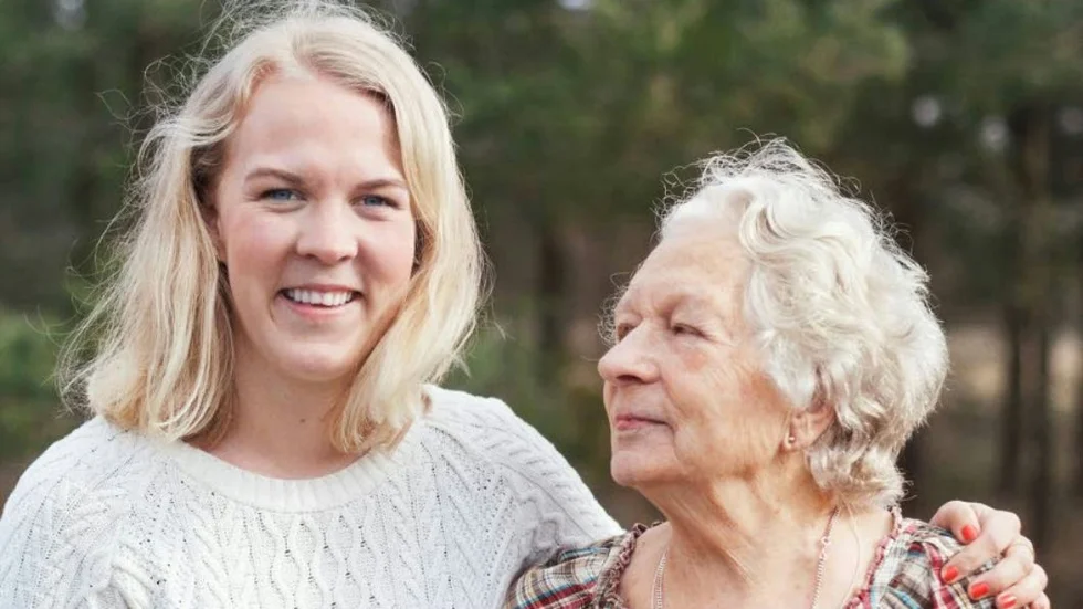 Linnea Ronström tillsammans med sin farmor Anna Ronström.