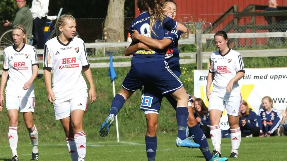 I somras fick P18 jubla mot Enskede. I bakgrunden längst till vänster syns Elja Lillro i Enskedes färger. Nu är hon klar för P18.