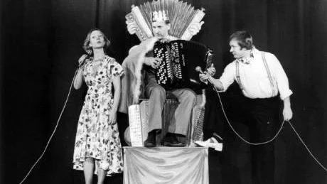 "Haplihaitar". "Dragspelskungen" var ett nummer i revyn "Haplihaitar! 1980. På scenen: Ingrid Wahlgren, Dolle Muthas och Las Jakobsson.