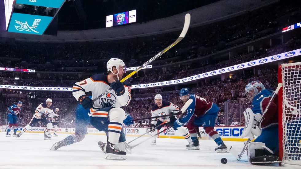 Edmontons center Connor McDavid skjuter ett skott mot Colorados målvakt Pavel Francouz, som räddade samtliga av Edmontons skott.