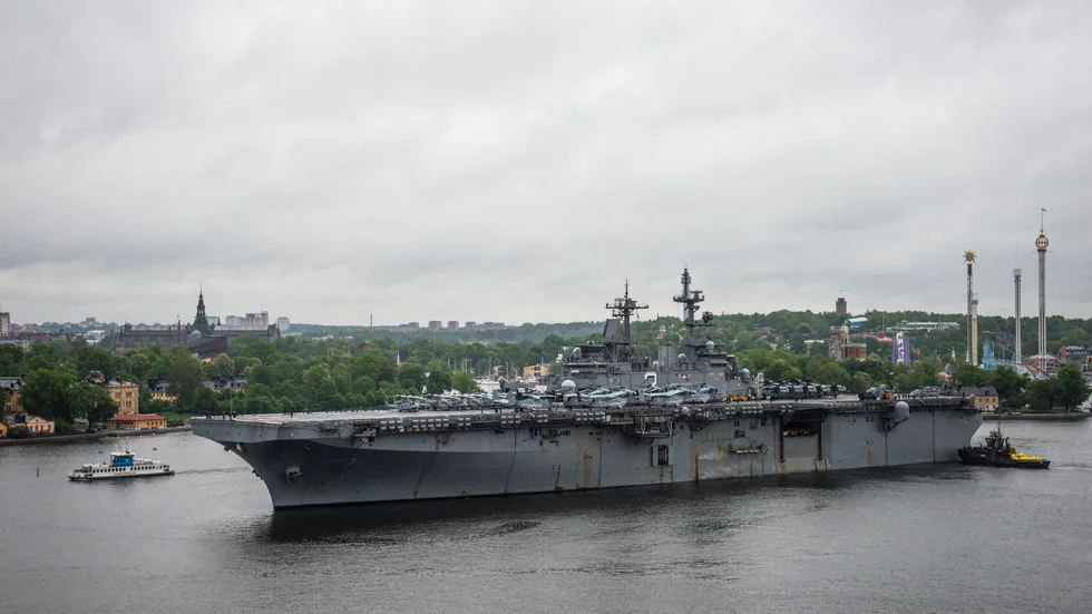 Amerikanska 257 meter långa amfibiestridsfartyget USS Kearsarge har anlöpt Stockholm.