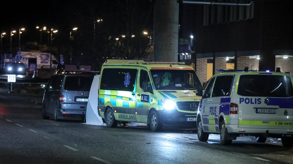 En man i 20-årsåldern misshandlades och sköts till döds i Fisksätra i Nacka den 9 februari. Nu åtalas sju män för misshandel och mord. Arkivbild.