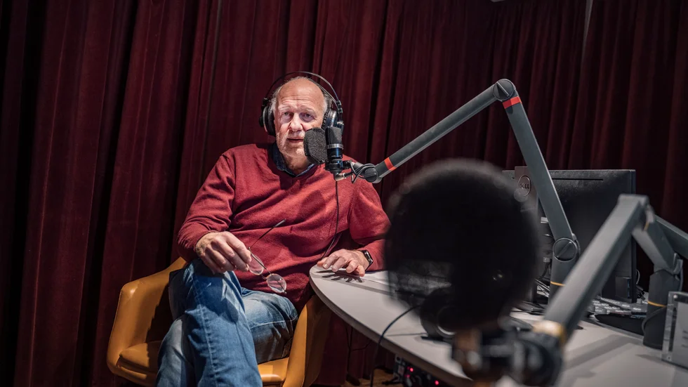 I radion gav Lasse Övling råd i egenskap av radiopsykolog. Men även för honom kommer ibland osäkerheten krypande. "Jag tänkte tyst på om hon visste att jag är psykolog och haft radioprogram. Jag tänkte på vad hon tyckte om mig överhuvudtaget", beskriver han ett möte han hade nyligen.