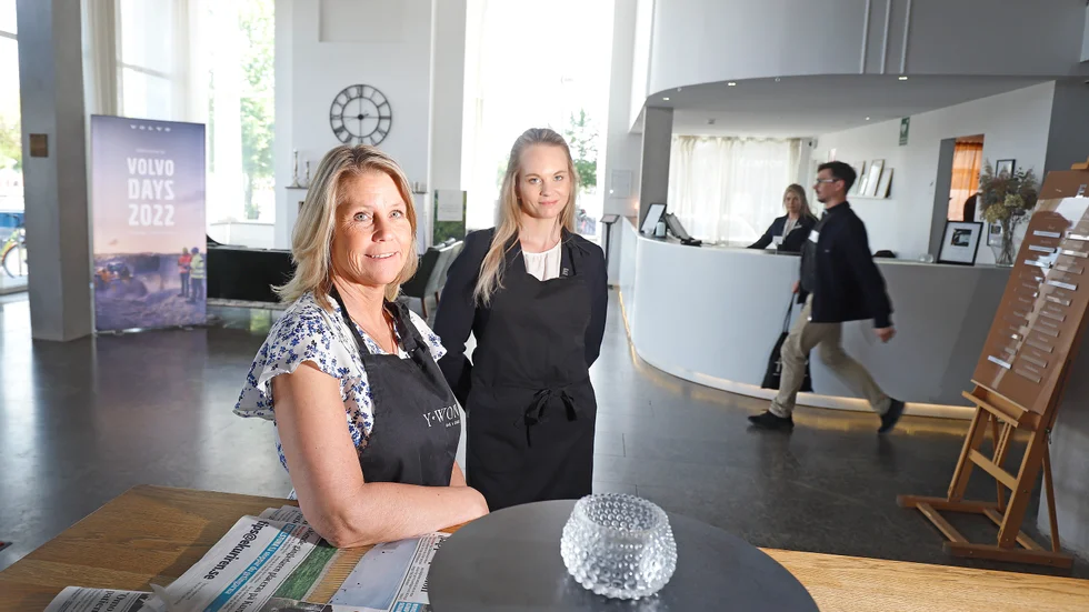 "När det är brist på personal så försöker vi hjälpas åt på varandras områden", säger Elites vd Annica Åkerblad som liksom receptionschefen Veronica Nilsen Höjer serverat på onsdagens lunchsittning.