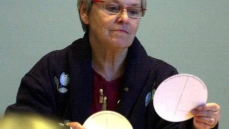 Kommunfullmäktiges ordförande Lilian Edwards (m) har av Inger Harlevi (m) reducerats till blomsterflicka när kulturpriset delas ut.
