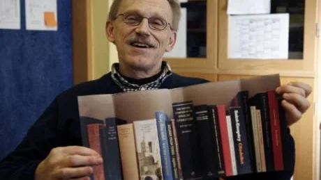 Ovanligt. Håkan Anderson berättar att bokens omslag är ovanligt. På insidan av omslaget ser man böcker varav några är helt påhittade.Foto: ulf glimfalk