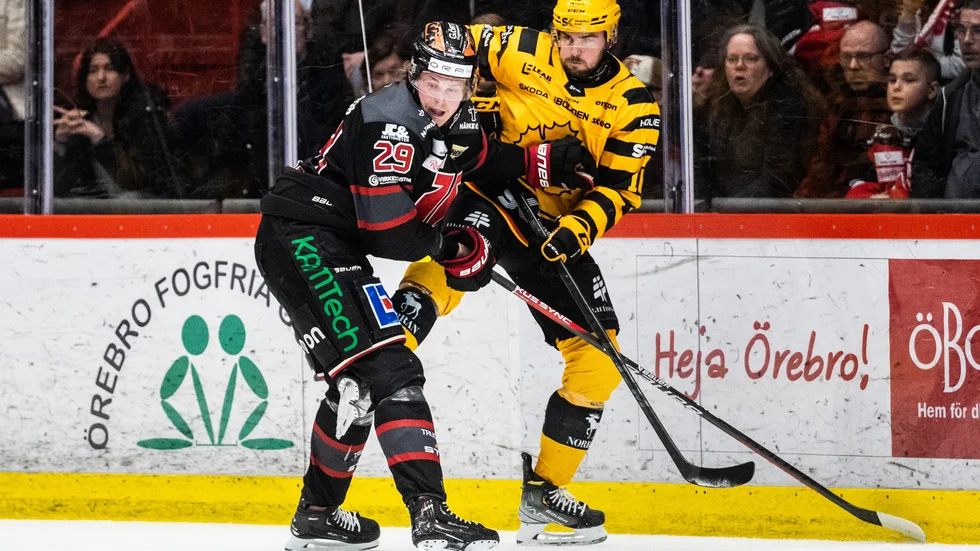 Joakim Lindström, till höger, kommer inte till spel i den första SM-finalen.