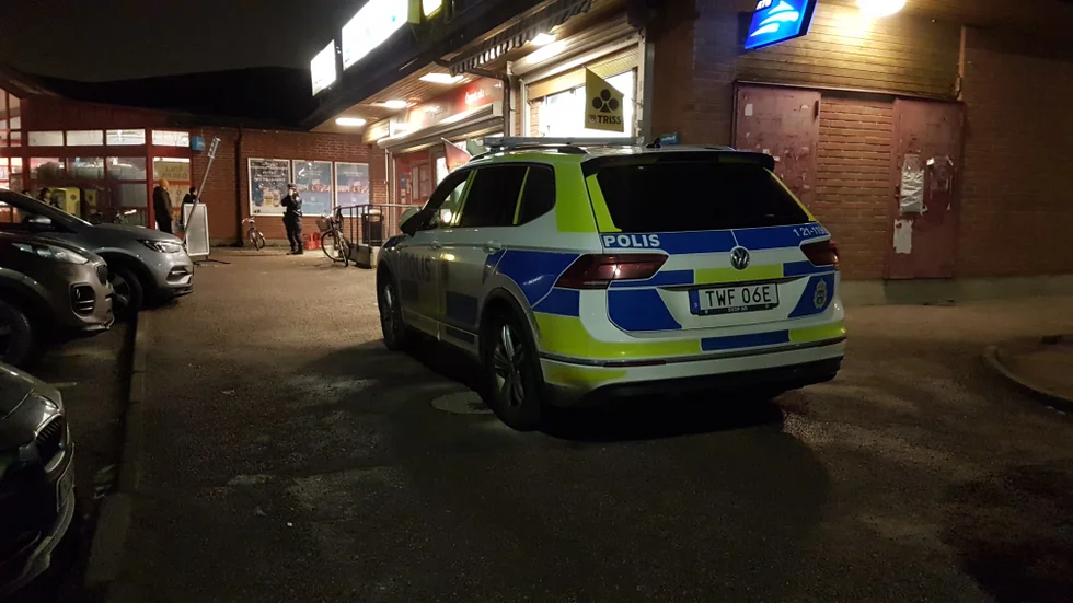 Offret tog sig blödande till Flogsta centrum där polis och ambulans larmades. 