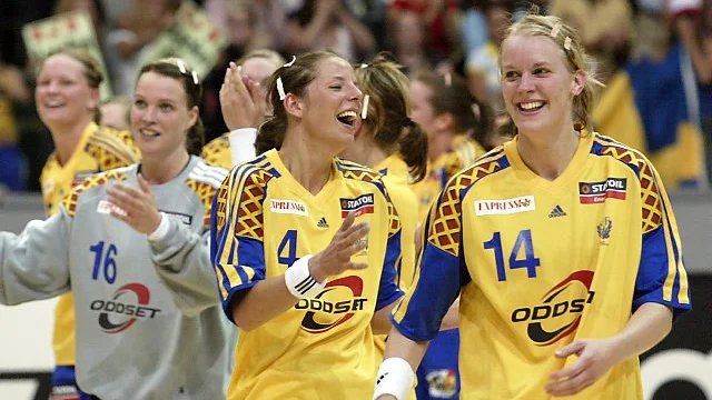 GÖTEBORG 20040606 
Sveriges handbollsdamer är klara för EM efter söndagens segern mot Schweiz med 32- 22 
Bäst på plan var Madeleine Grundström, här med Matilda Boson nr 4 och 14 Sara Ericsson
Foto Roger Lundsten / Scanpix Code 70010