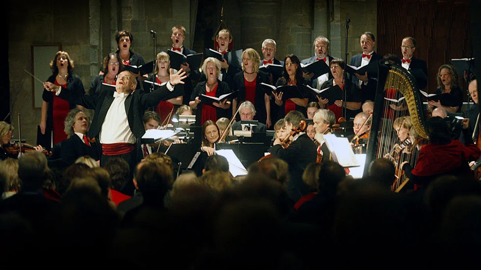 John Rutter dirigerar alla entusiastiska åhörare i domkyrkan.